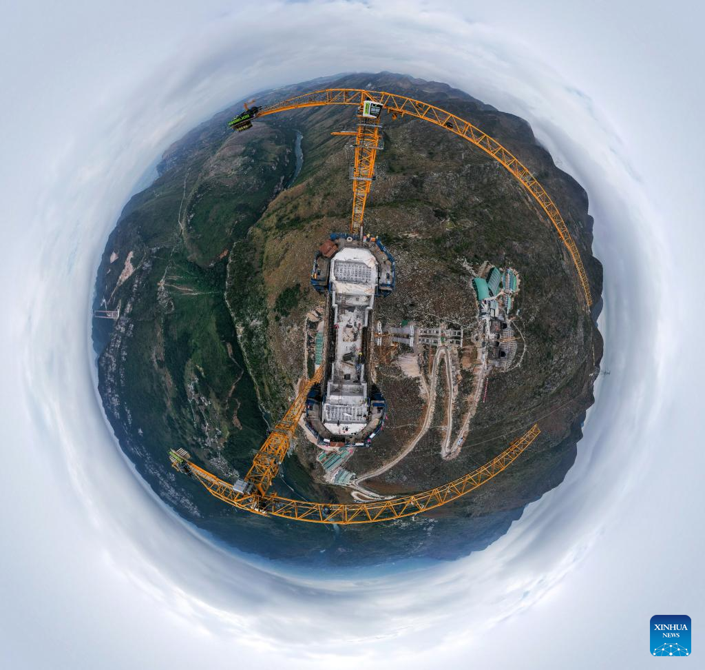Main towers of Huajiang grand canyon bridge capped