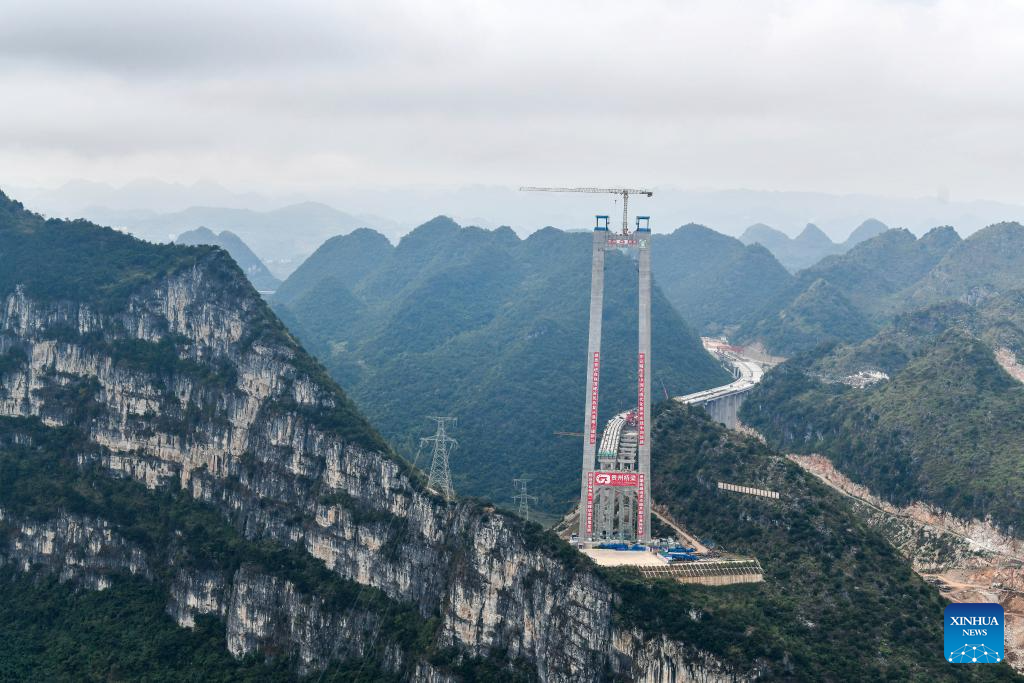 Main towers of Huajiang grand canyon bridge capped