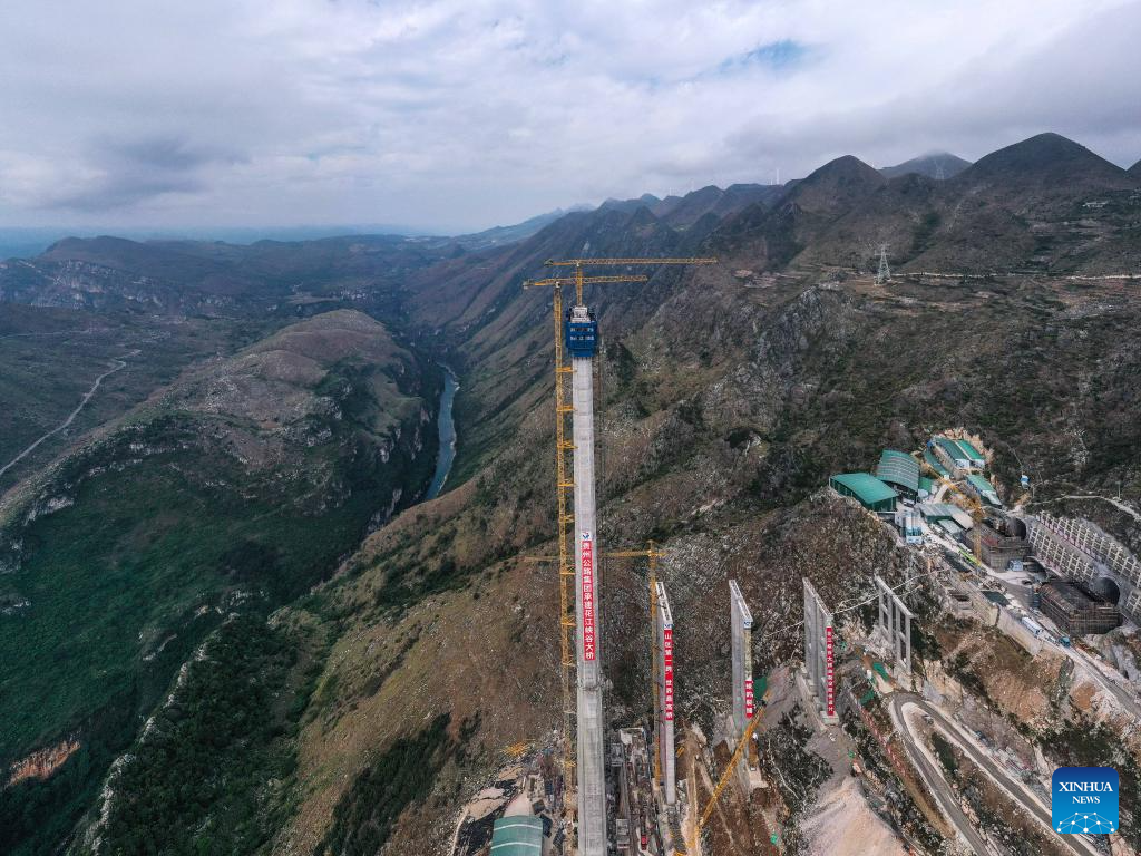 Main towers of Huajiang grand canyon bridge capped