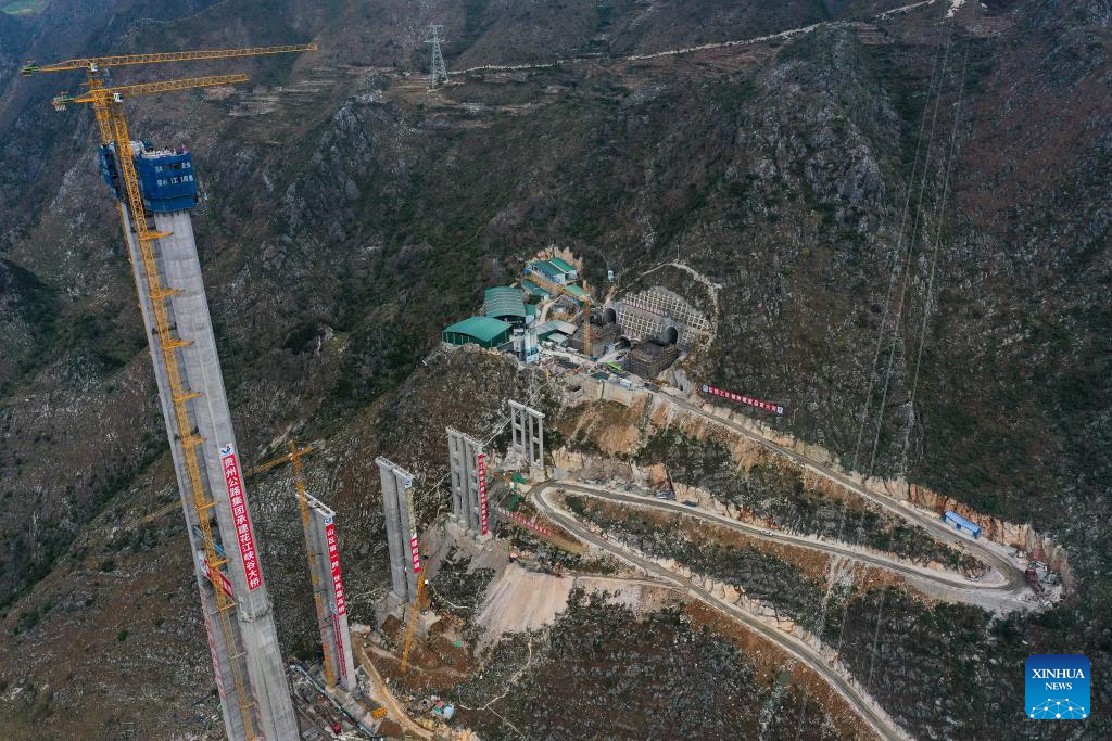 Main towers of Huajiang grand canyon bridge capped
