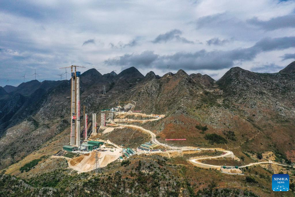Main towers of Huajiang grand canyon bridge capped