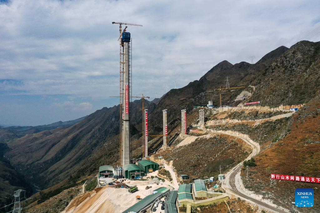 Main towers of Huajiang grand canyon bridge capped