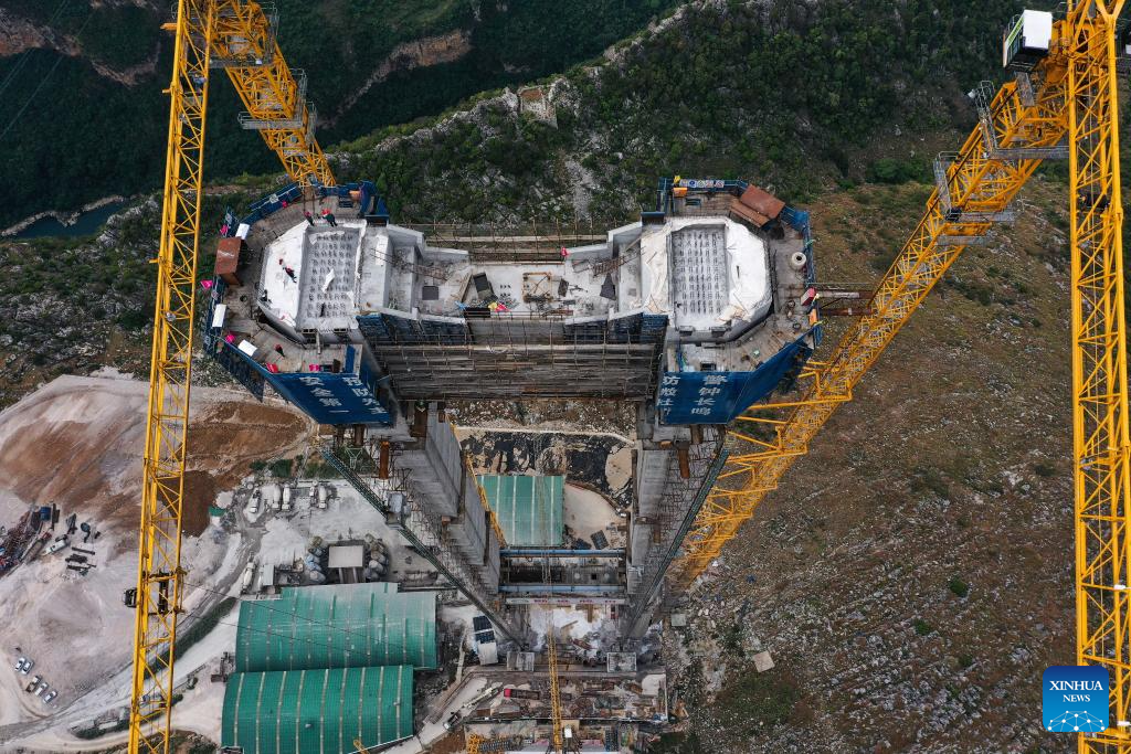 Main towers of Huajiang grand canyon bridge capped