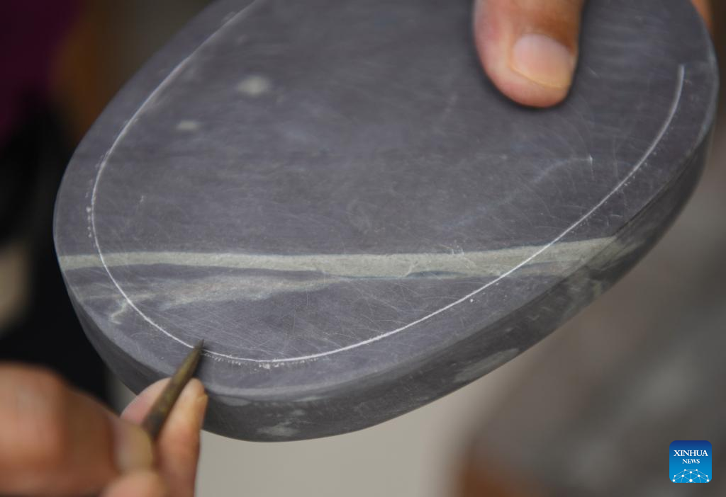 Pic story: inheritor of Duan inkstone making crafts