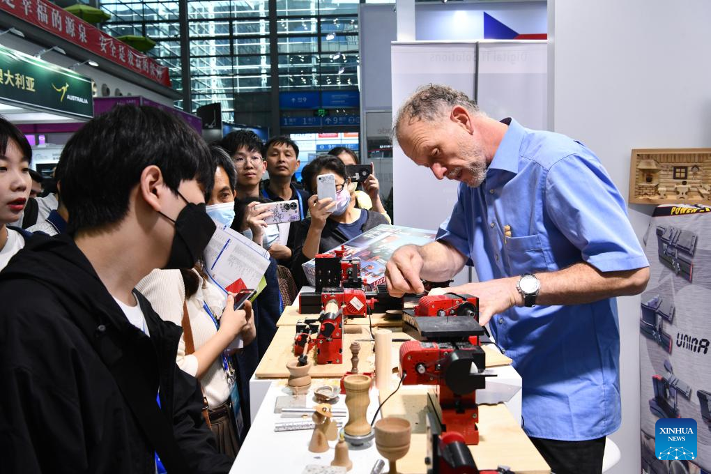 Over 4,900 enterprises attend China Hi-Tech Fair