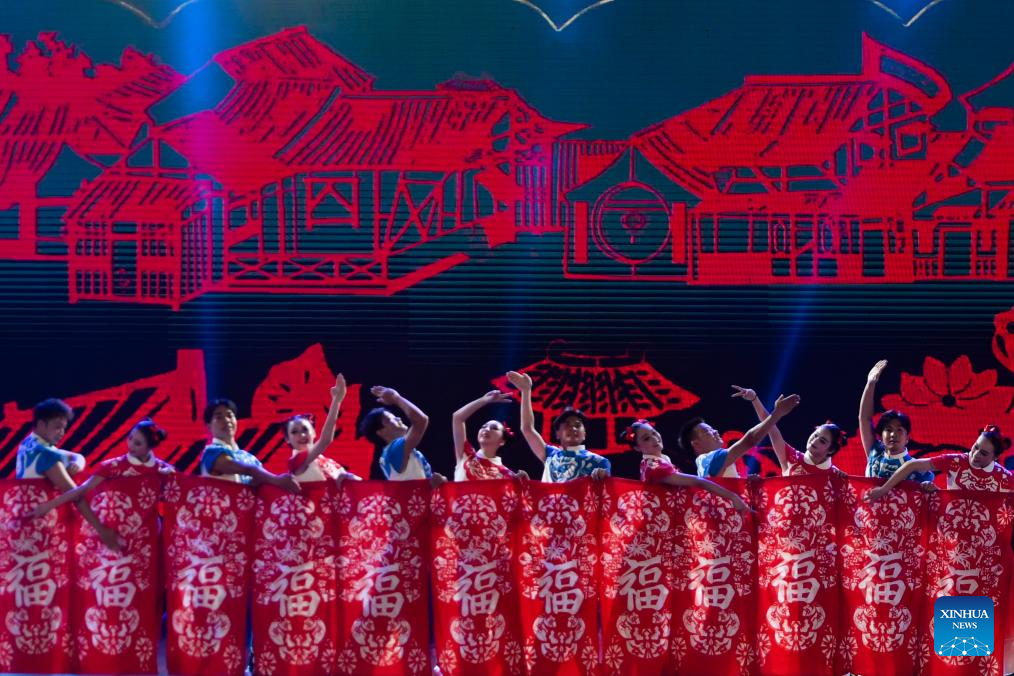 Across China: Young people infuse vibrancy into Chinese square dancing