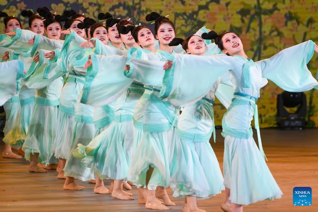 Across China: Young people infuse vibrancy into Chinese square dancing