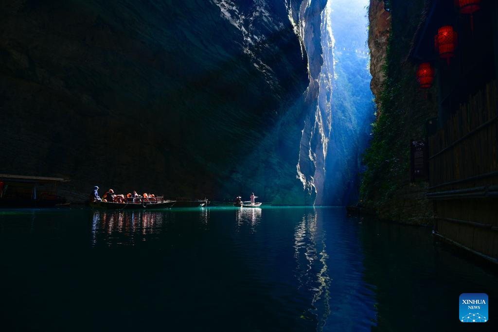 Tourists enjoy view of Pingshan canyon in Hefeng, C China's Hubei