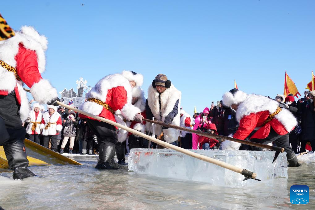 People collect ice from Songhua River in Harbin, NE China