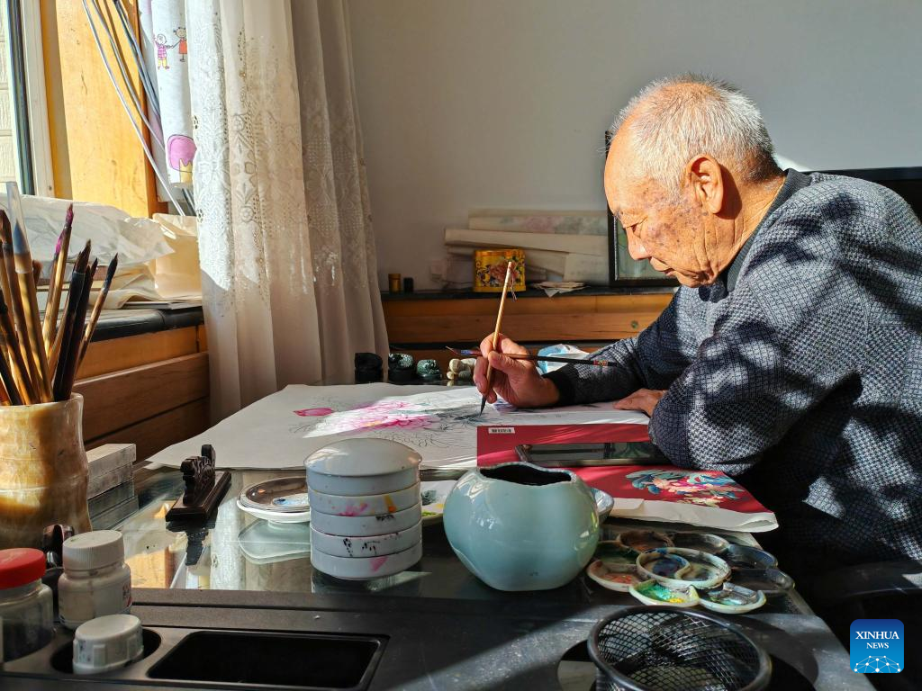 Octogenarian Xinjiang farmer paints floral life