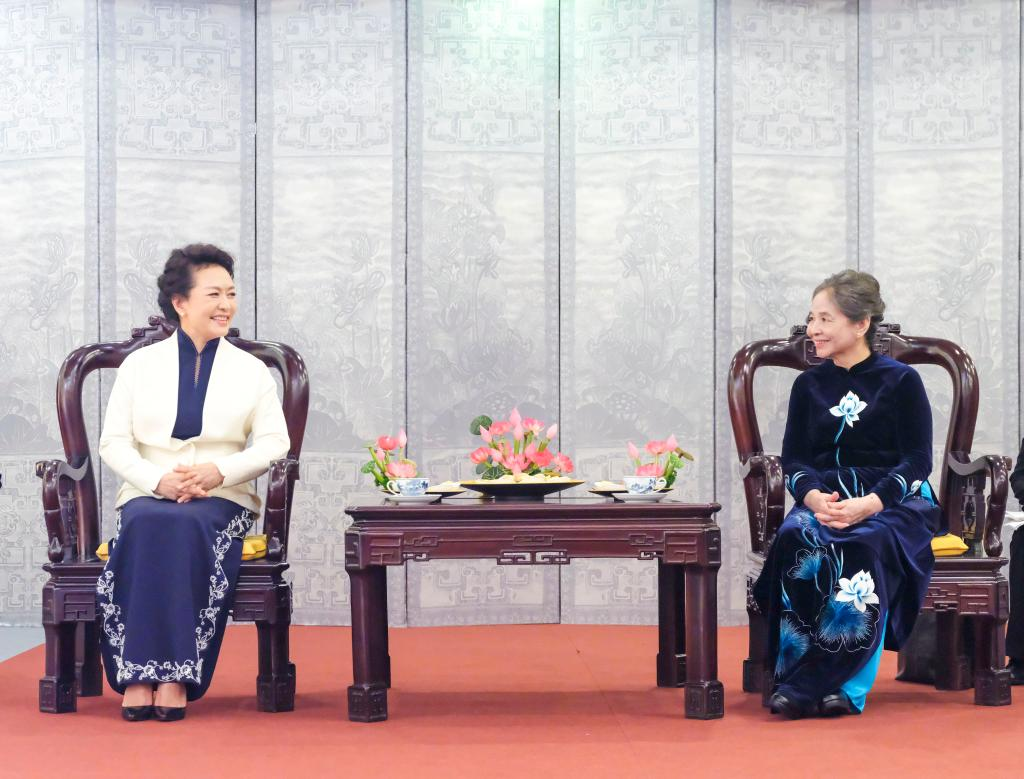 Peng Liyuan visits Vietnamese Women's Museum