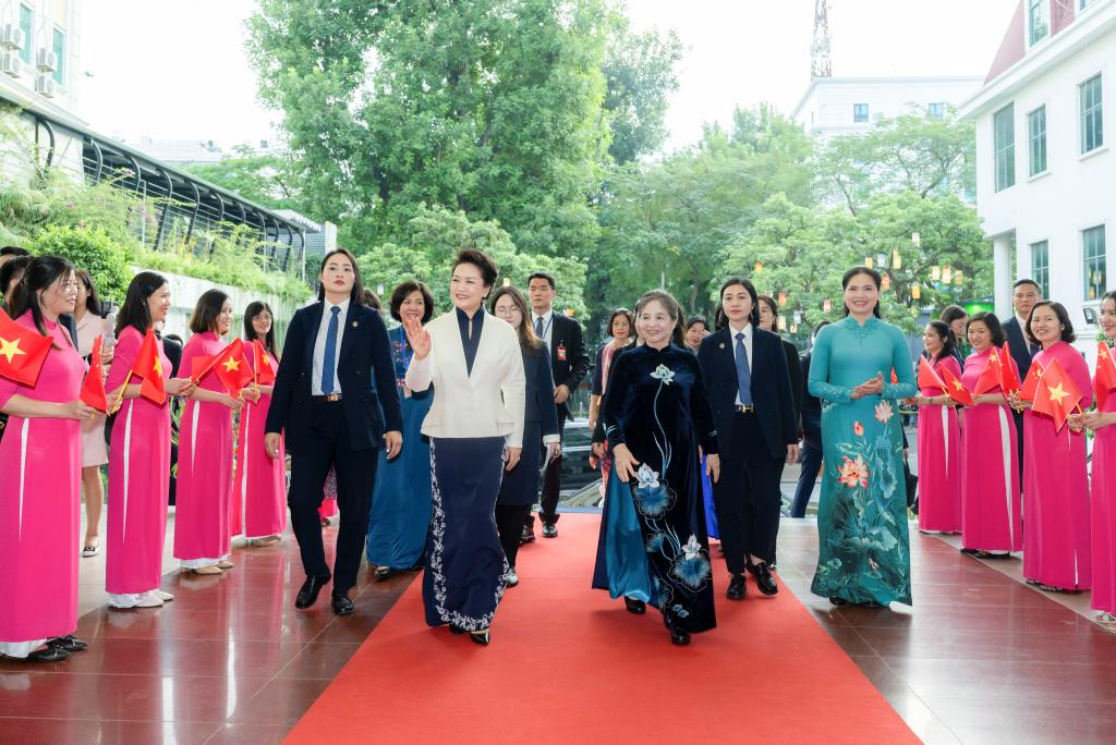 Peng Liyuan visits Vietnamese Women's Museum