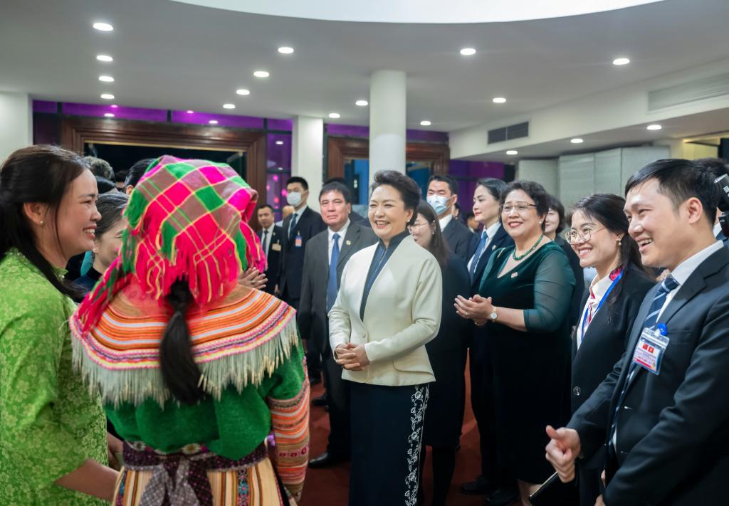 Peng Liyuan visits Vietnamese Women's Museum