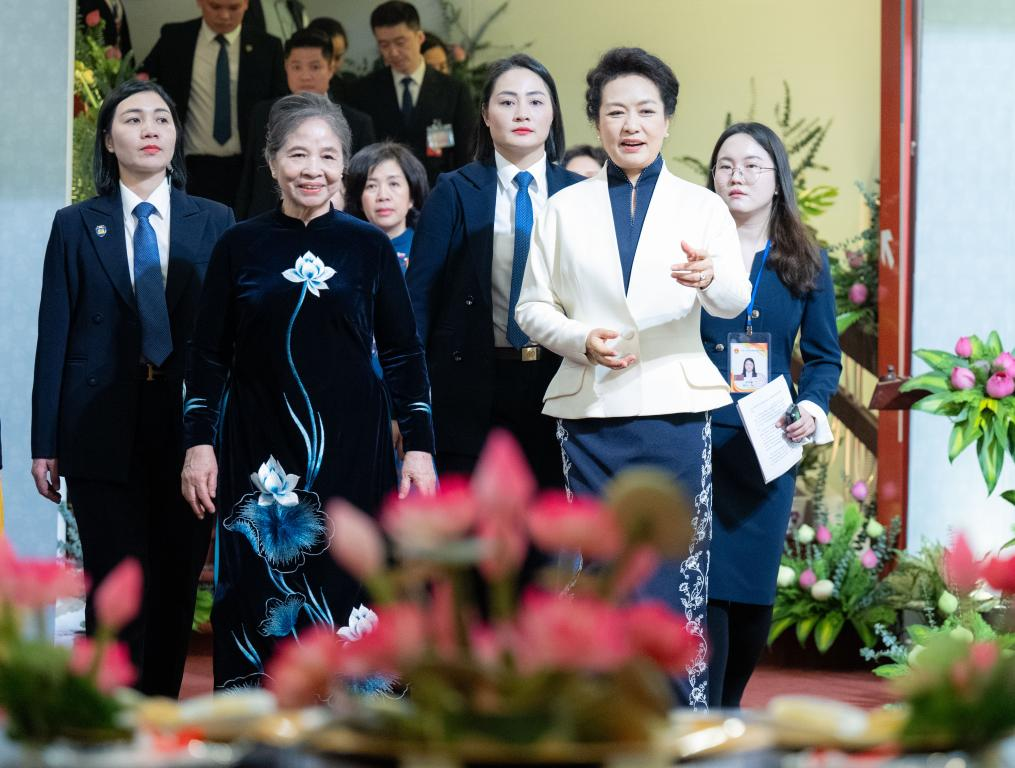 Peng Liyuan visits Vietnamese Women's Museum