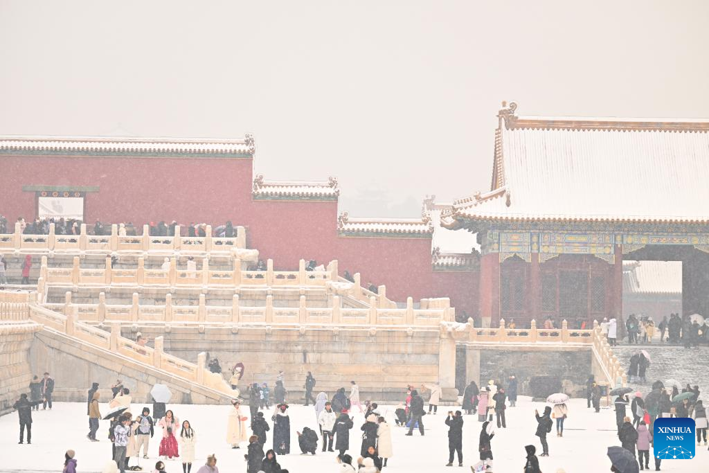 Tourists visit Palace Museum in snow in Beijing