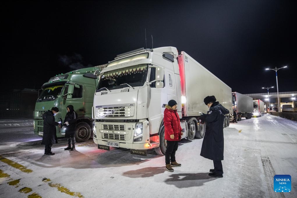 Largest land port on China-Mongolia border pilots 24-hour freight customs clearance