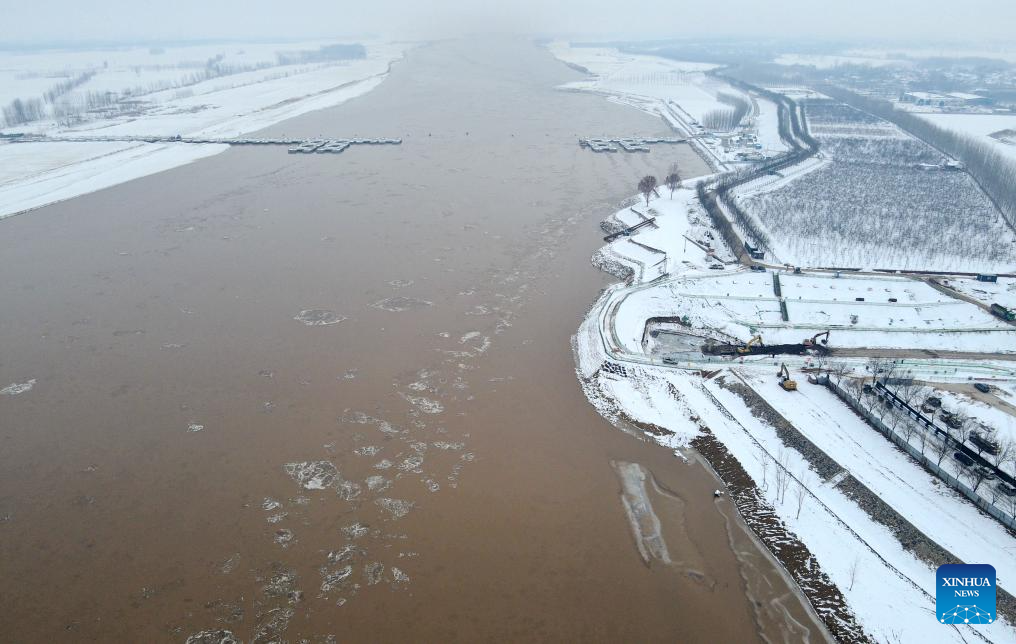 Flowing ice on Yellow River seen in east China's Shandong