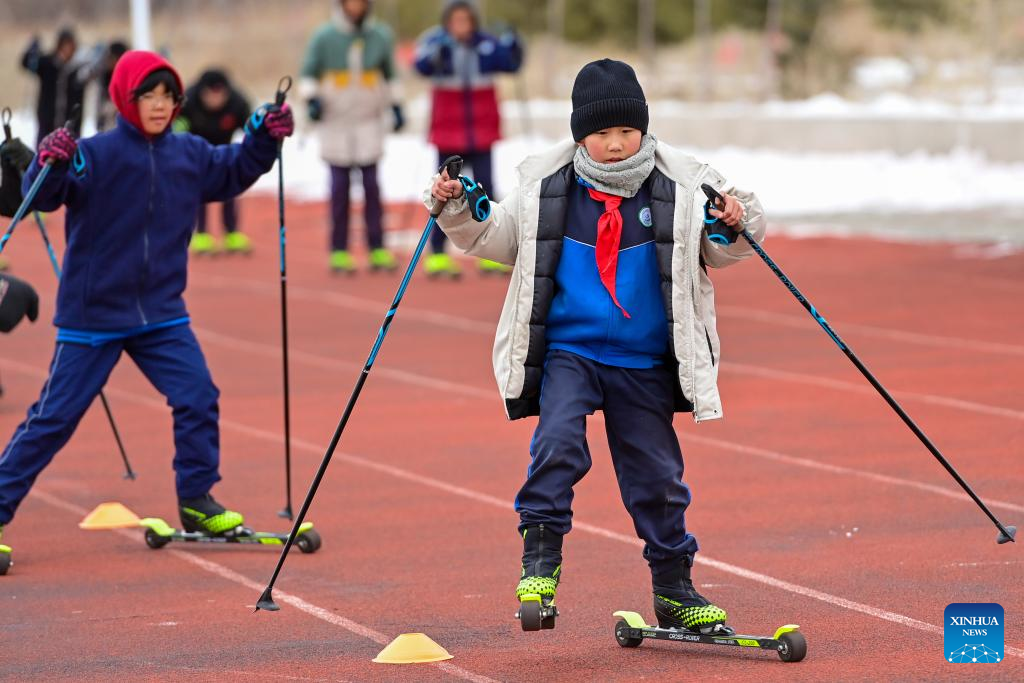 Schools integrate ice and snow sports into education curriculum in Xinjiang's Beitun City