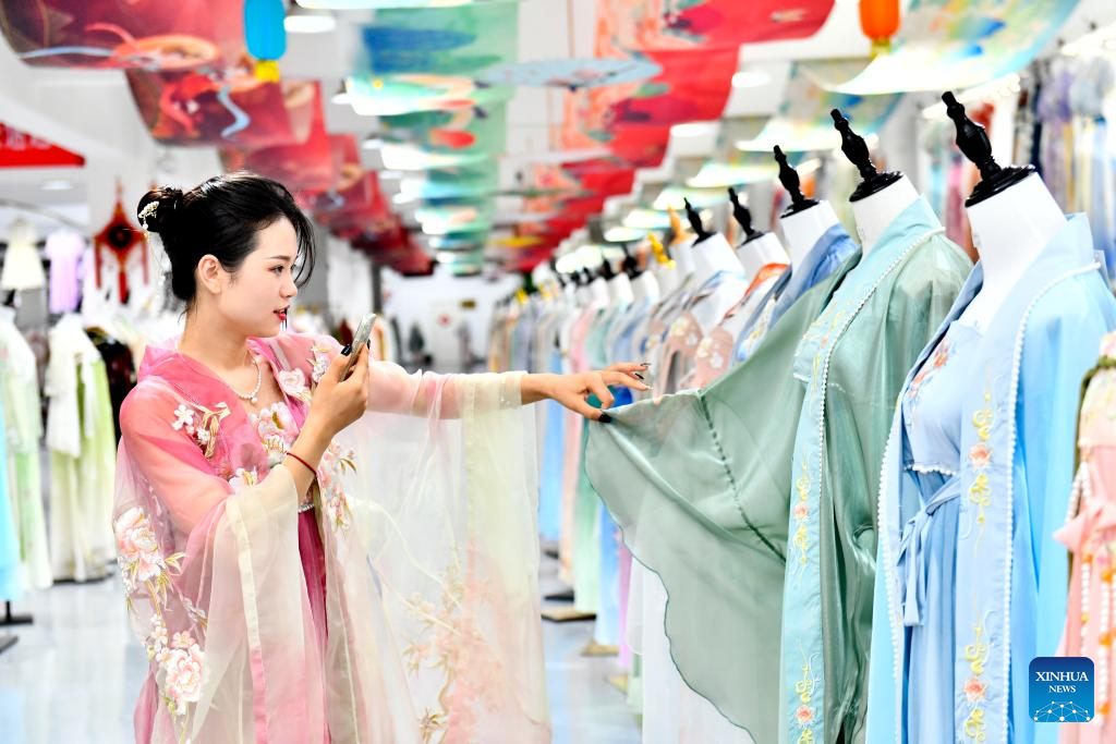 Across China: East China county graced, empowered by Hanfu