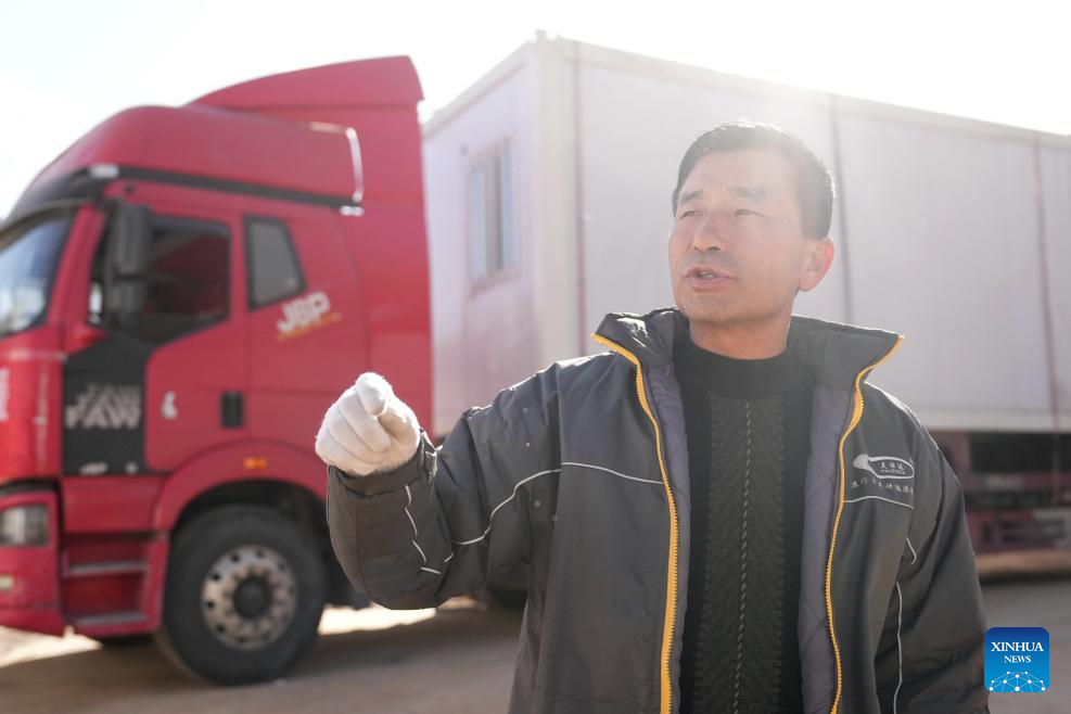Pic story of truck driver in China's Ningxia