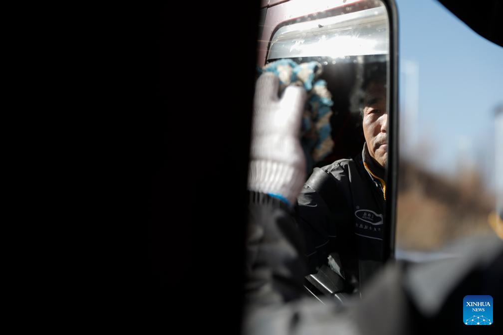 Pic story of truck driver in China's Ningxia