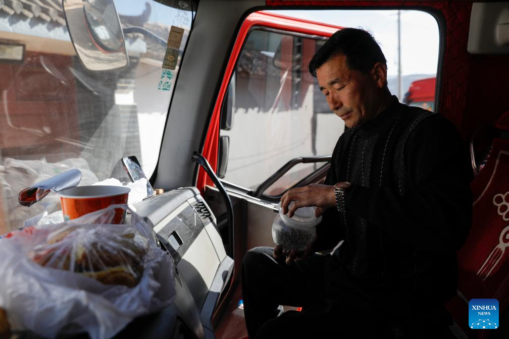 Pic story of truck driver in China's Ningxia