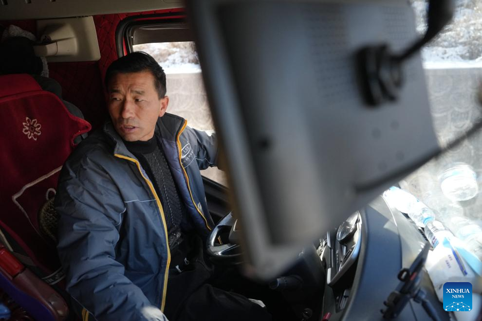 Pic story of truck driver in China's Ningxia