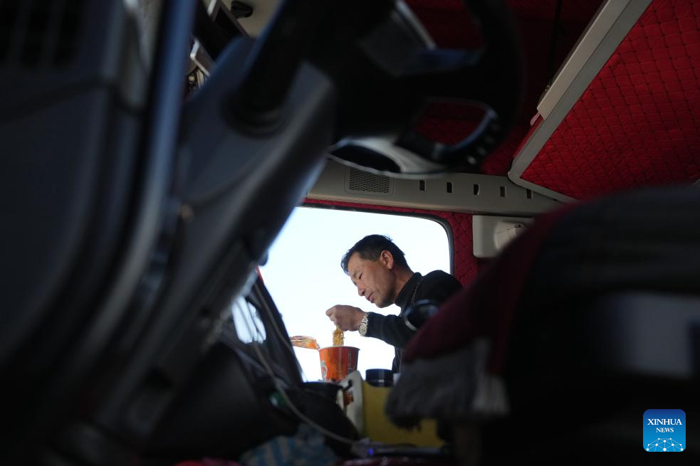 Pic story of truck driver in China's Ningxia