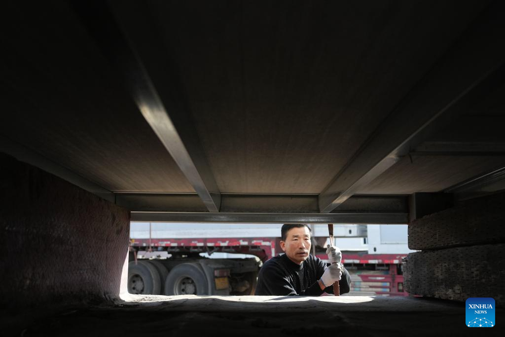 Pic story of truck driver in China's Ningxia