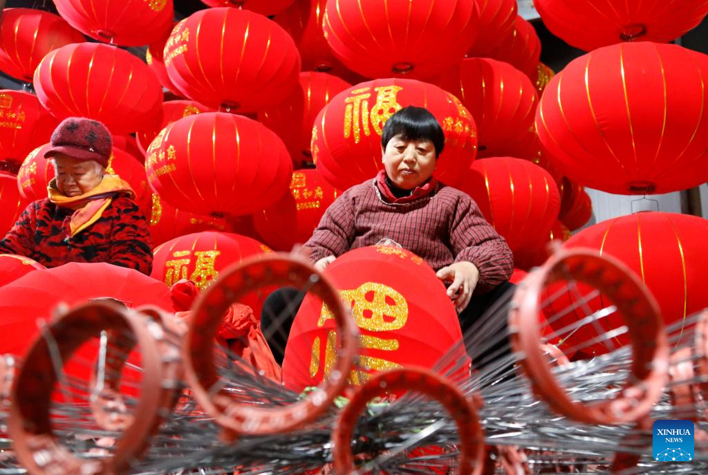 In pics: lantern workshop in city of N China's Hebei
