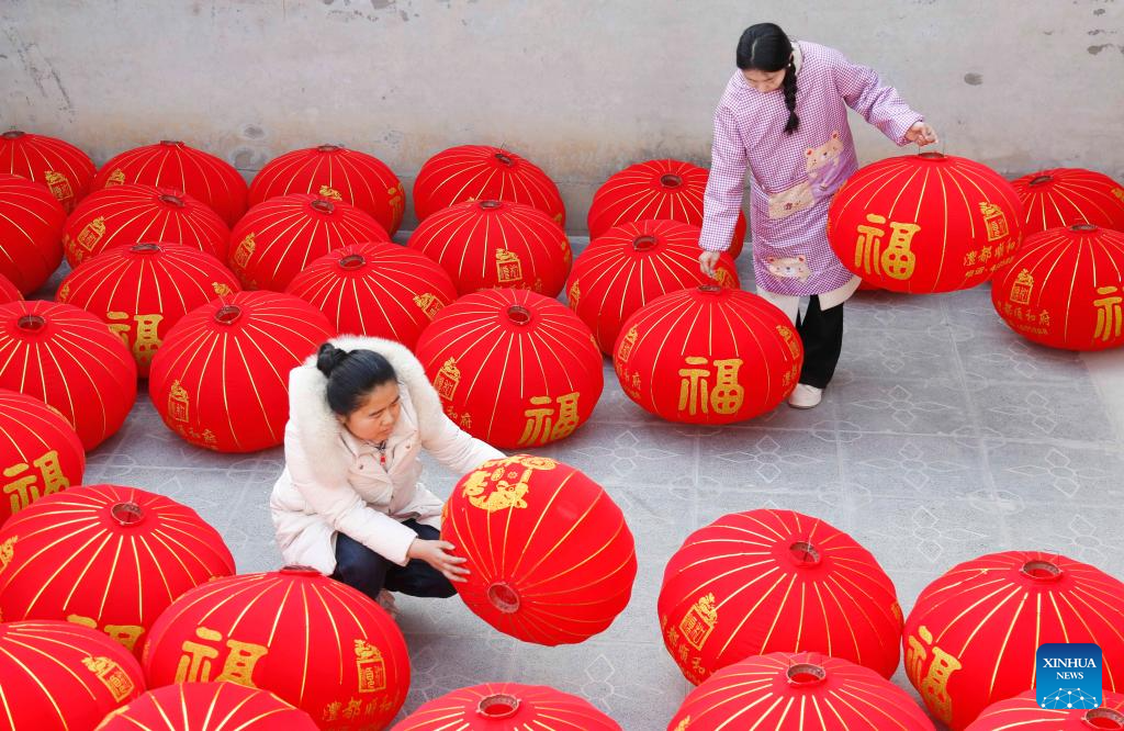 In pics: lantern workshop in city of N China's Hebei