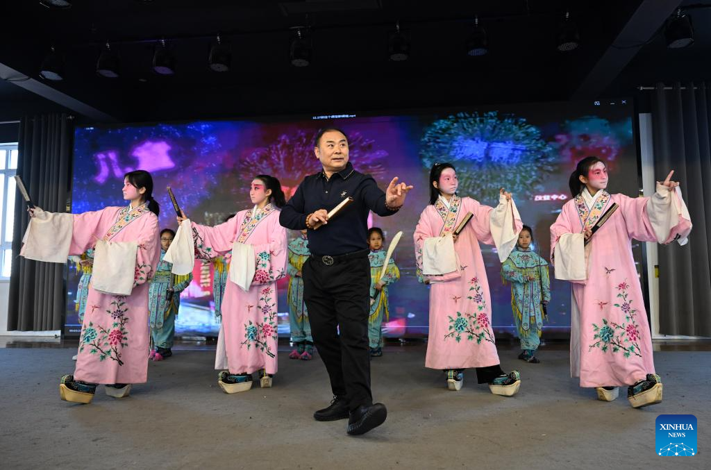 Activities related to operas introduced to campus life in Baoding, N China