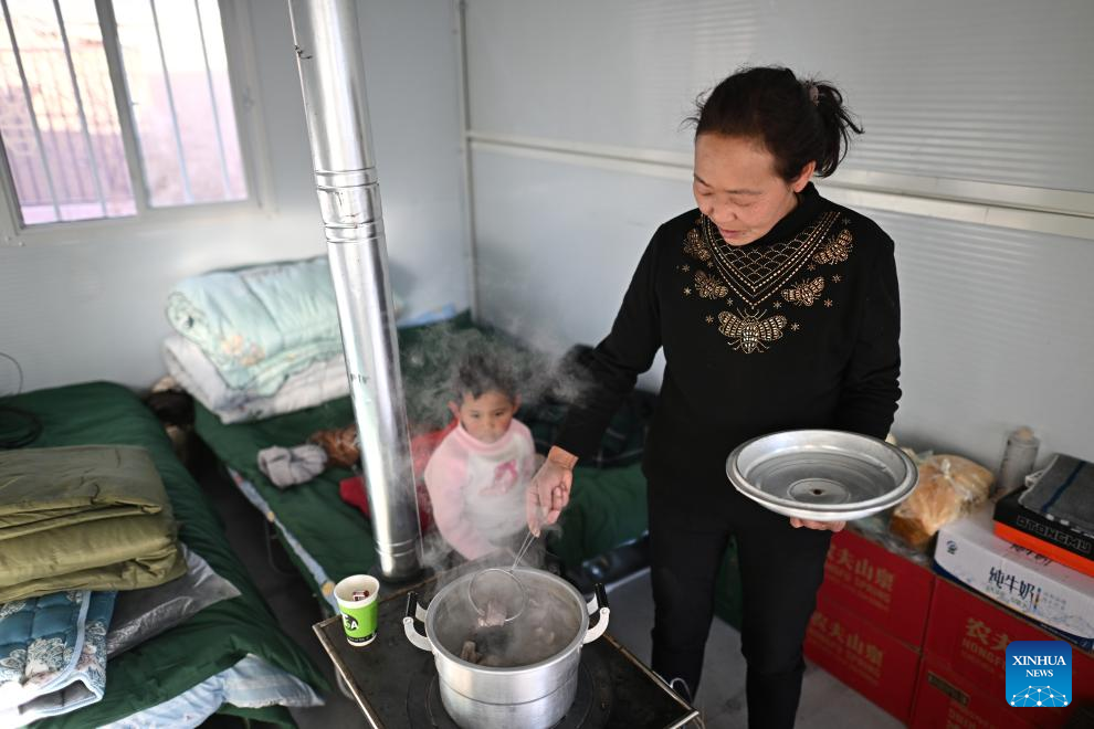 Quake-affected people relocated to prefab houses in Qinghai