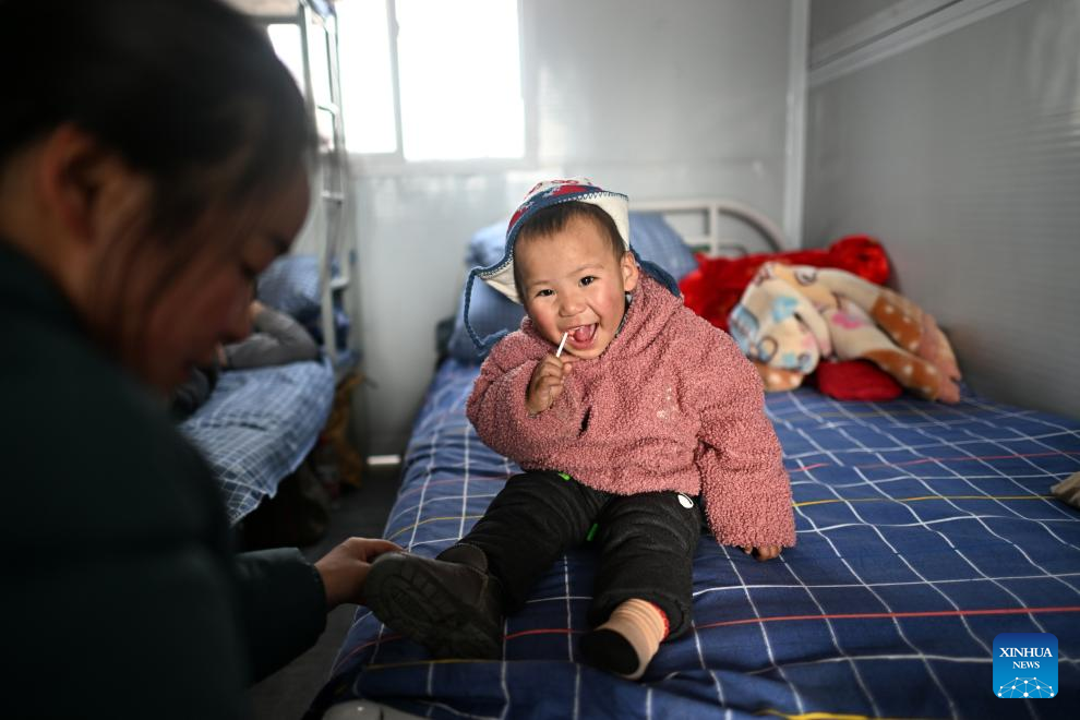 Quake-affected people relocated to prefab houses in Qinghai