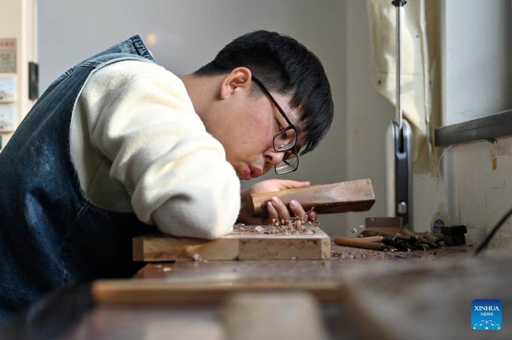 Pic story of young inheritor of Yangliuqing woodblock new year pictures