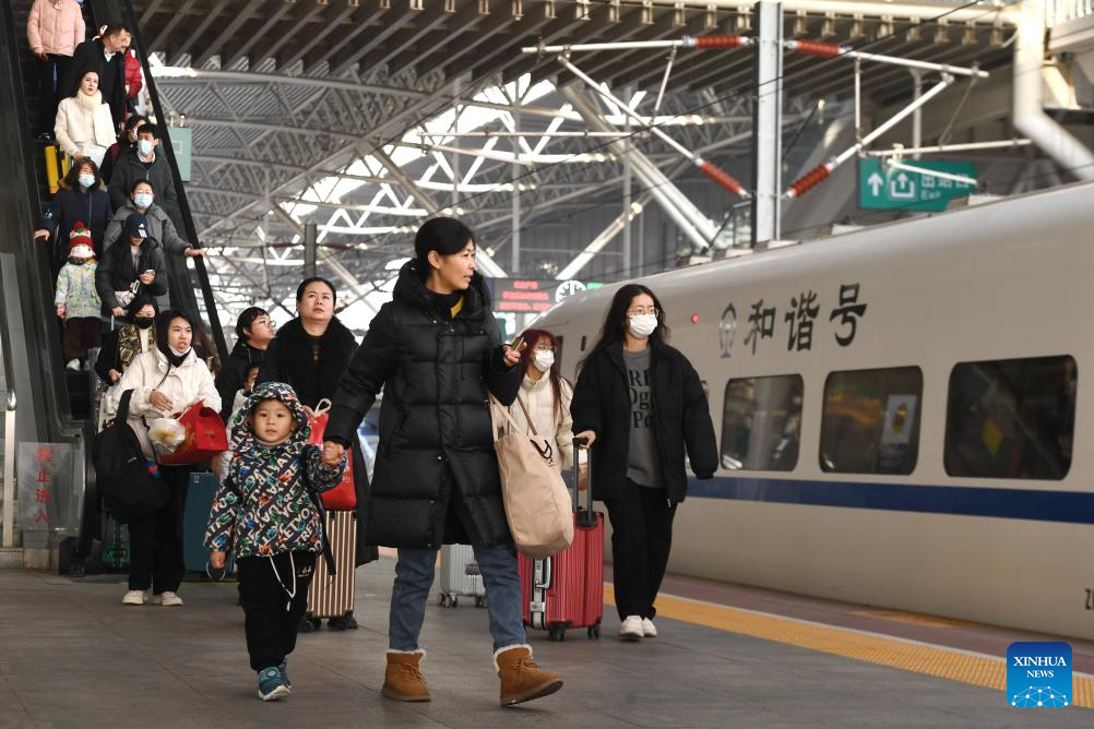 China sees travel rush on last day of New Year holiday