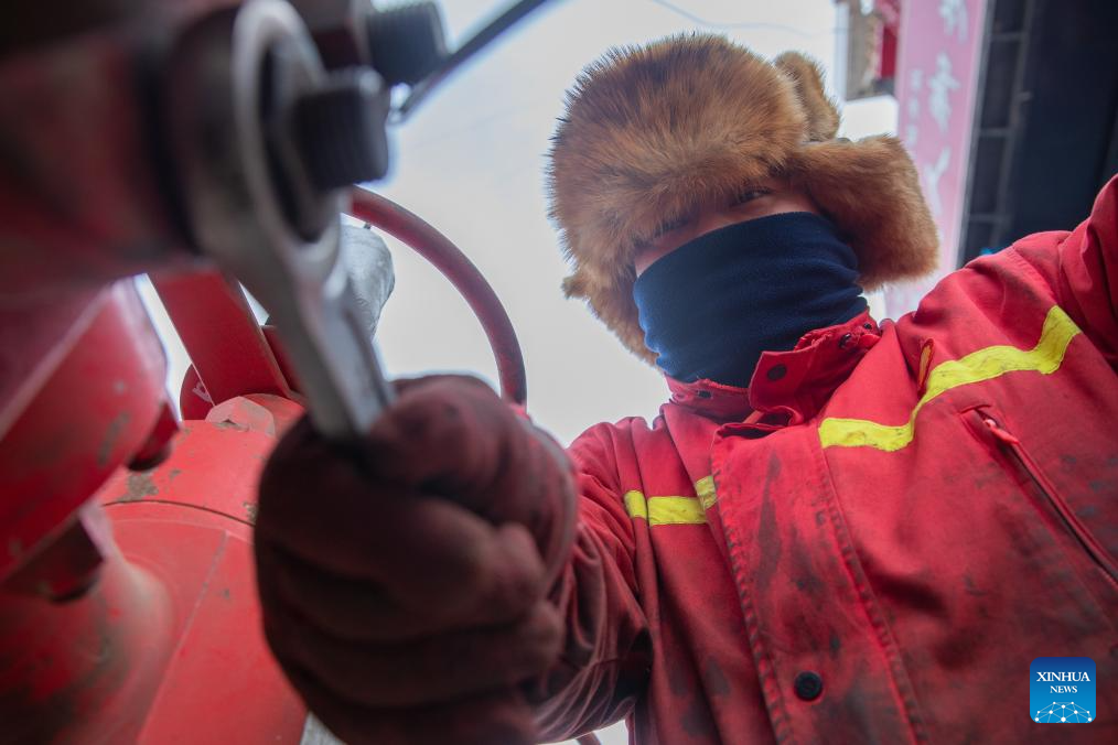 Workers advance exploration of shale oilfield to ensure energy production and supply in Daqing