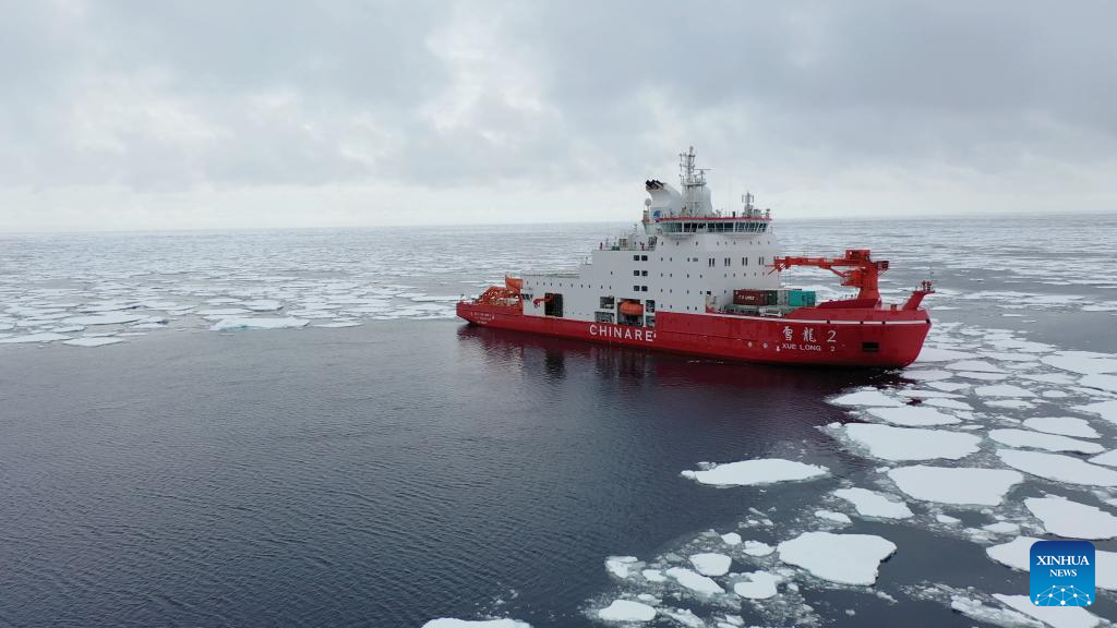 China's 40th Antarctic expedition team conducts scientific work aboard research icebreaker Xuelong 2
