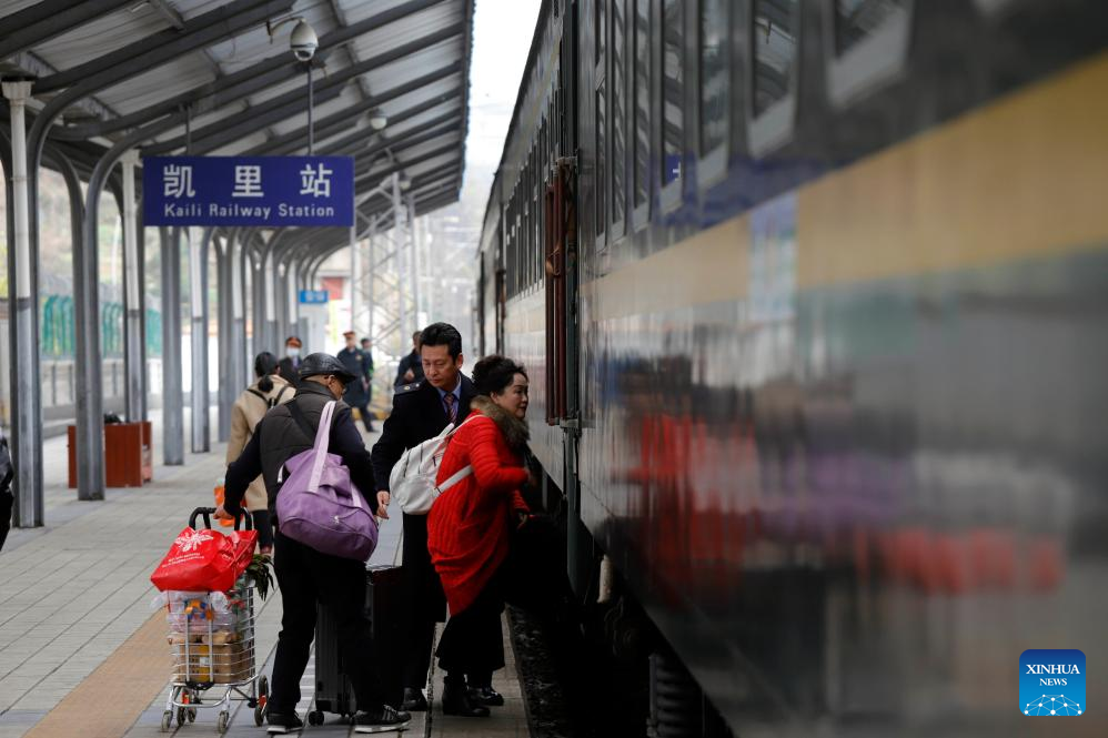 China to roll out new railway operating plan