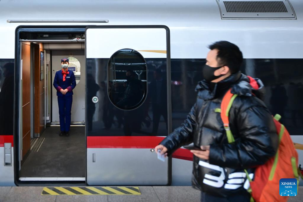 Fuxing smart bullet train put into operation on Qinghai-Tibet Plateau