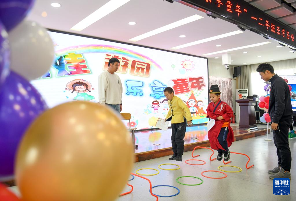 Urumqi: Cute Kids Welcome 