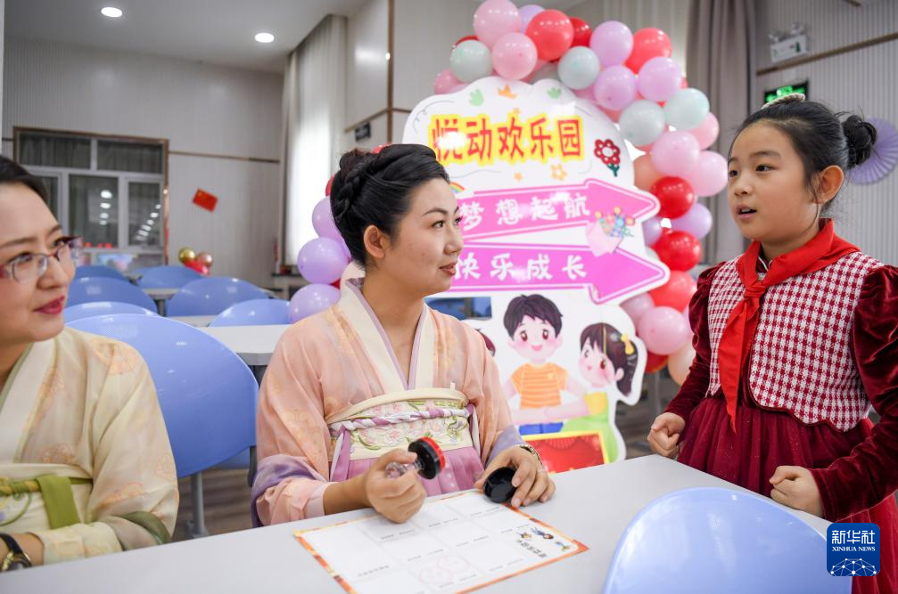 Urumqi: Cute Kids Welcome 
