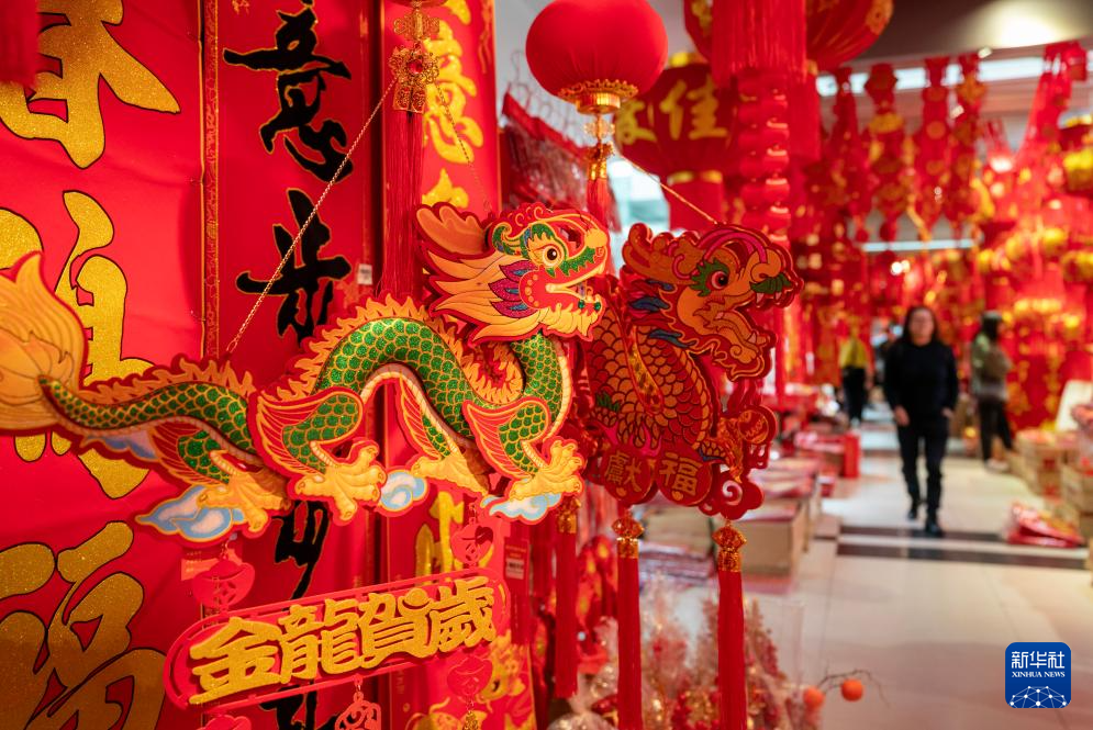 Yunnan Kunming: Festive Decorations in High Demand, Festive Atmosphere Grows Stronger