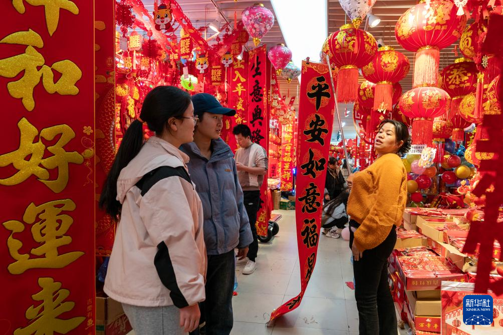 Yunnan Kunming: Festive Decorations in High Demand, Festive Atmosphere Grows Stronger