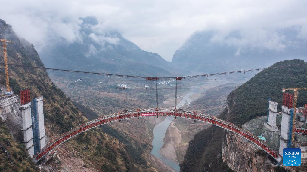 Wumengshan grand bridge on Nayong-Qinglong Expressway under construction