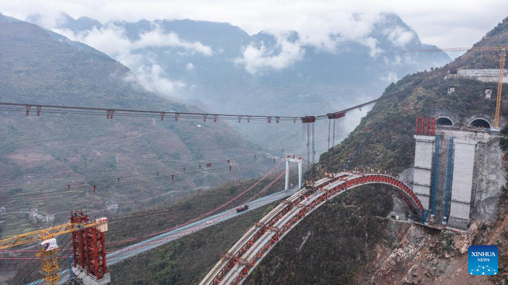 Wumengshan grand bridge on Nayong-Qinglong Expressway under construction