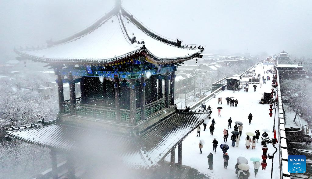 People enjoy snow scenery in Xi'an, NW China's Shaanxi