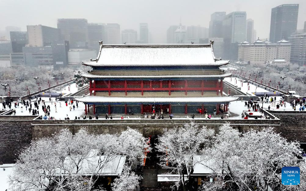 People enjoy snow scenery in Xi'an, NW China's Shaanxi