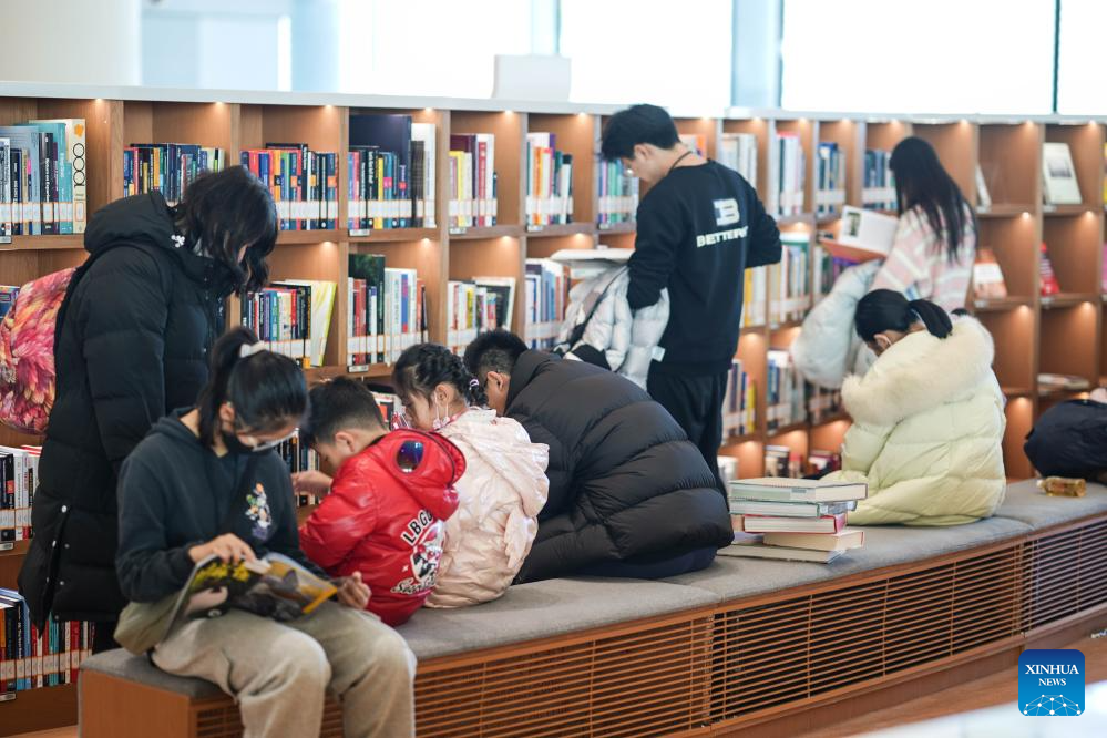 Citizens visit Beijing Library to spend leisure time