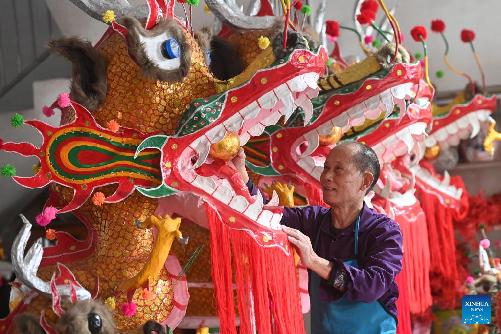 Exploring bamboo dragon-making crafts in S China's Guangxi